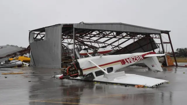 Los vientos arrasaron con muchas avionetas en el aeropuerto de Rockport.