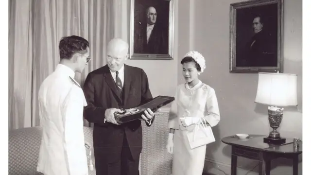 ประธานาธิบดีดไวต์ ดี. ไอเซนฮาวร์ ถวายการต้อนรับในหลวง ร.9 และสมเด็จพระบรมราชินีนาถ ที่ทำเนียบขาว