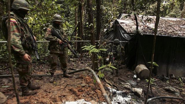 Soldados ecuatorianos inspeccionan un laboratorio cerca de la frontera con Colombia en 2008.
