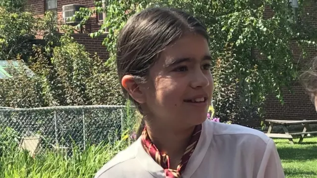 تشارك إيفانجيليا بروكو في لعب دور تمثيلي مع آخرين من رواد المعسكر