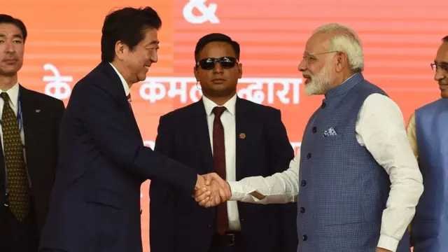 นายกรัฐมนตรีอินเดียและญี่ปุ่นร่วมพิธีวางศิลาฤกษ์โครงการก่อสร้างรถไฟหัวกระสุนสายแรกของอินเดีย