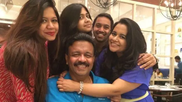 ফিরহাদ হাকিম, পারিবারিক পরিবেশে।