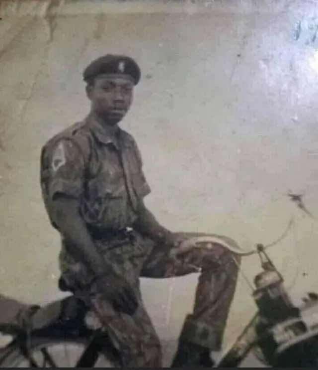 Sikiru Ayinde Barrister ṣiṣẹ ologun, ko to o di olorin Fuji patapata. Koda, o ja nibi ogun Biafra.