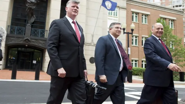 Юристы, представляющие интересы Пола Манафорта у здания суда в Александрии (слева направо): Кевин Даунинг, Ричард Уэстлинг и Томас Синле