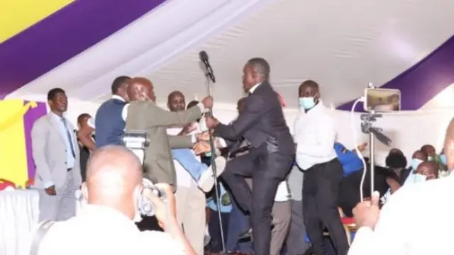 Labada xildhibaan oo meykarafoonka isla haysta