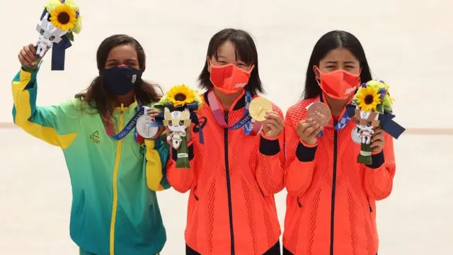 रजत पदक जित्ने ब्राजिलकी रेयसा लिएल पनि १३ वर्षकै छन् भने कास्य पदक जित्ने जापानकै फुना नाकायामा १६ वर्षकी छन्