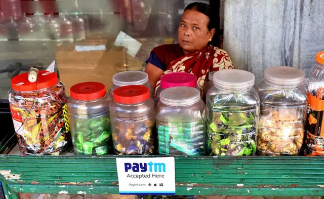 દુકાનદાર મહિલા