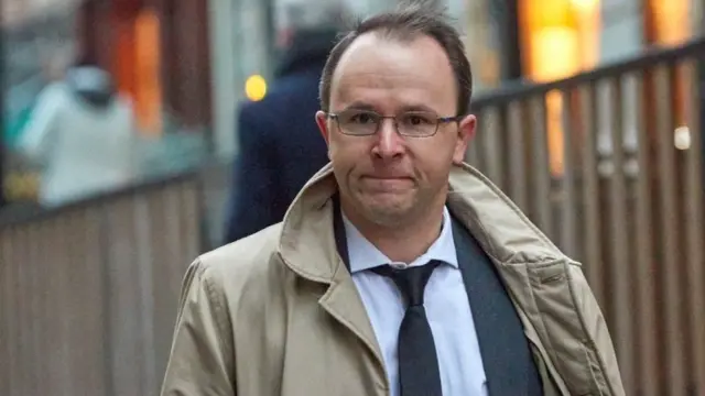 Yves Bertossa a fait valoir que les lois suisses limitant les poursuites des agents publics à 15 ans dans le passé ne s'appliquaient pas à cette affaire.