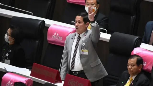 น.อ. อนุดิษฐ์ นาครทรรพ เป็น ส.ส. รายที่ 2 ที่ "ชู 3 นิ้ว" กลางสภา