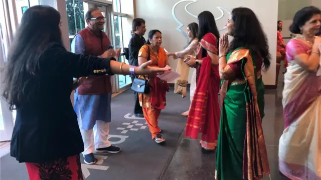 ఎన్‌ఆర్‌జీ స్టేడియానికి చేరుకుంటున్నవారిని ఆహ్వానిస్తున్న నిర్వాహకులు