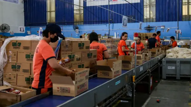 બીજી તરફ વાવાઝોડાગ્રસ્ત વિસ્તારોમાં મદદ પહોંચાડવા માટે સરકારી તંત્ર પણ કામે લાગેલું દેખાયું. ઉપરોક્ત તસવીરમાં ફિલિપિન્સ નેશનલ પોલીસના જવાનો રિલીફ પૅકેટ તૈયાર કરતાં નજરે પડી રહ્યા છે.