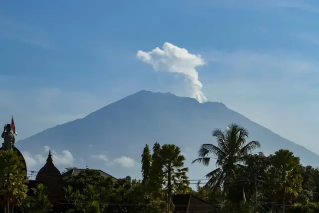 Status Gunung Agung Diturunkan Sebagian Pengungsi Dapat Dipulangkan