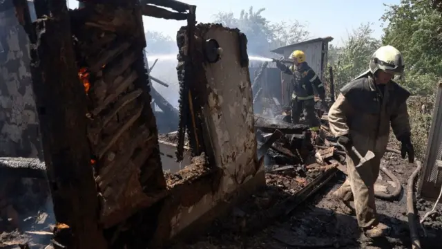 ইউক্রেনের দোনেৎস্ক অঞ্চলে রাশিয়ার গোলাবর্ষণে কয়েকটি বাড়িতে আগুন ধরে গেলে দমকল কর্মীরা নেভানোর চেষ্টা করছেন।