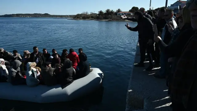 سكان جزيرة ليسبوس اليونانية يمنعون المهاجرين من الدخول