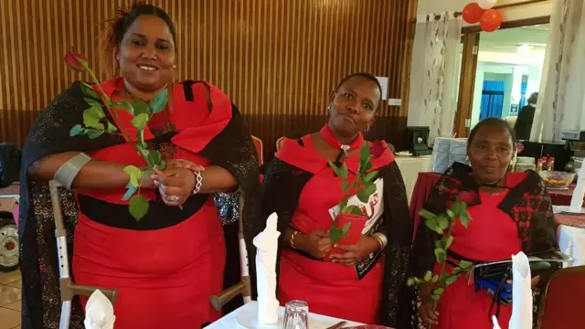 Kinamama walivalia mavazi ya rangi nyekundu kuashiria mapenzi