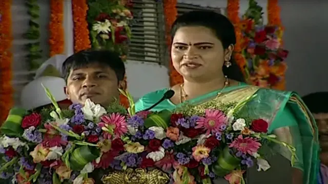 మంత్రిగా ప్రమాణ స్వీకారం చేస్తున్న విడదల రజిని