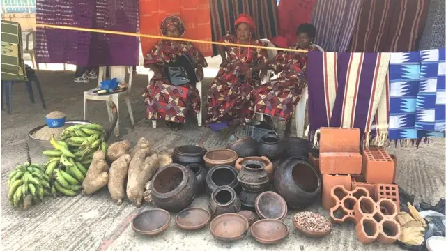 Awọn obinrin tp n se afihan ounjẹ ati oniruuru ikoko