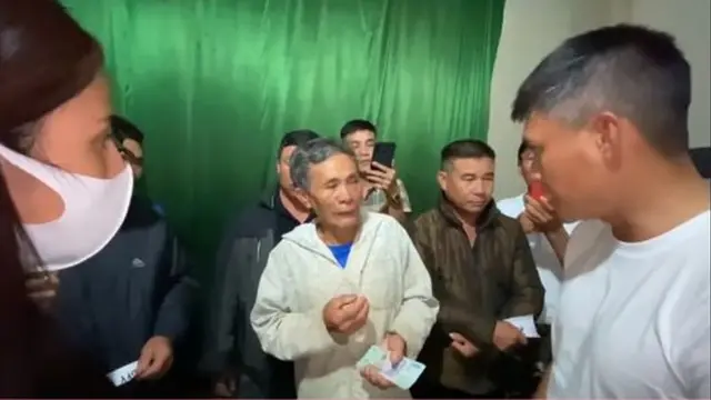 Thủy Tiên và Công Vinh trao 200 triệu cho bác nông dân mất trắng tài sản sau lũ để trả nợ.