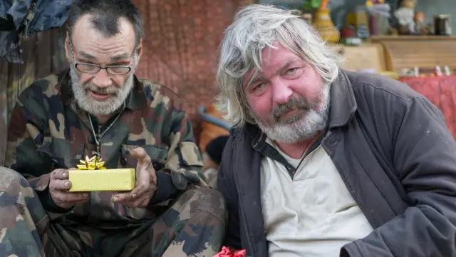 Dos hombres mayores sin empleo.