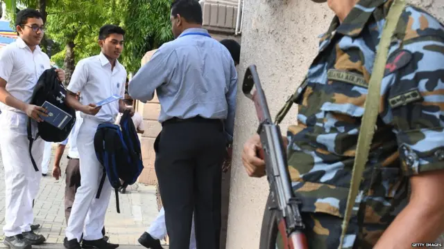 පාසල අවට දැඩි ආරක්ෂාව