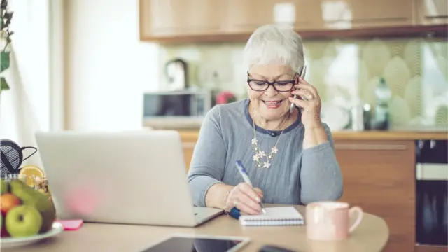 Mulher mais velha no computador