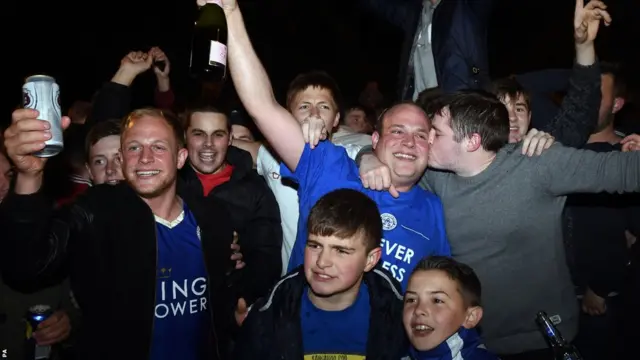 FWジェイムズ・バーディの自宅前には大勢のサポーターが集まった