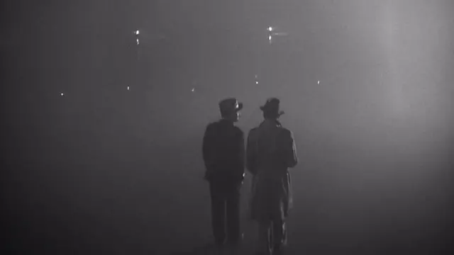 Rik (Bogart) i Lui (Rejns) pokušavaju da se probiju do Slobodnih Francuza u Brazavilu