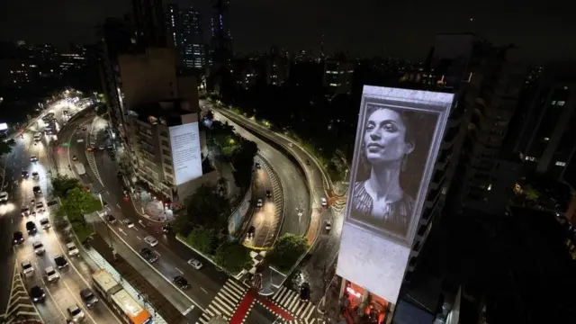 عرضت صورة مارييل فرانكو على مبنى في ساو باولو، البرازيل