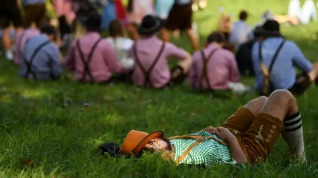 หลังจากดื่มเบียร์ในงานอย่างเต็มที่ ชายคนนี้ก็ขอมางีบเอาแรงที่สนามหญ้า