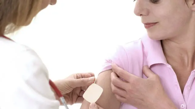kadının koluna bant yapıştırılıyor