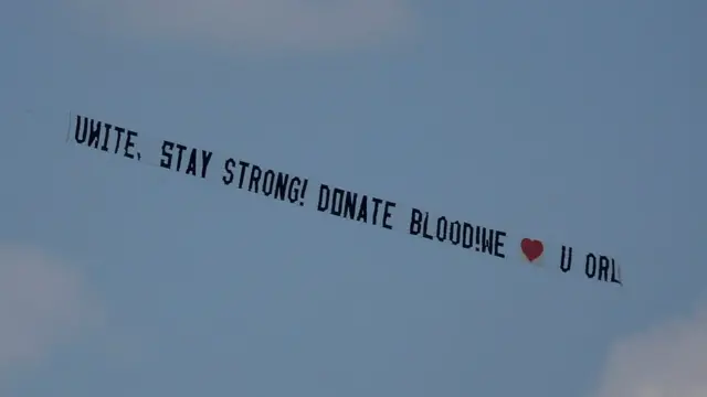 Valla aérea remolcada por una avioneta lee: "Unidos somos fuertes, dona sangre".
