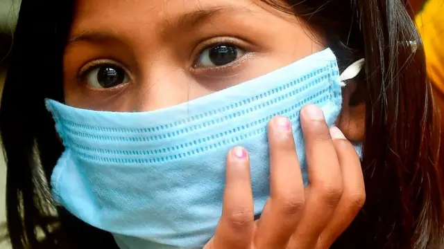 માસ્ક પહેરેલી બાળકી
