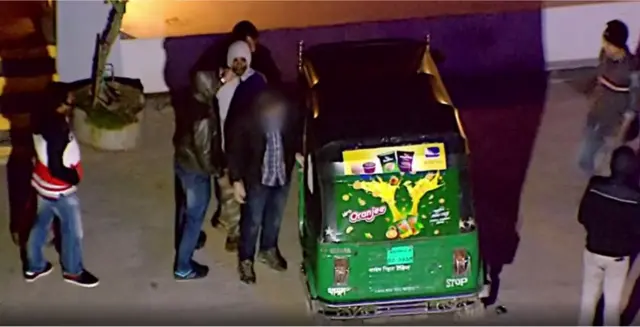 బ్రోకర్‌ను అదుపులోకి తీసుకుంటున్న పోలీసులు