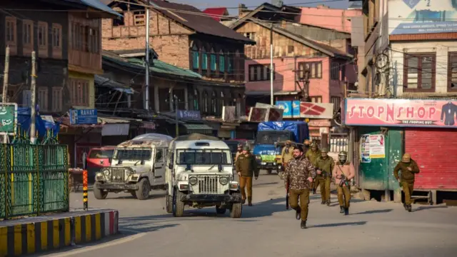 Hindistan yönetimindeki Keşmir'deki olaylar nedeniyle Pazar günü çok sayıda dükkan kepenk kapattı.