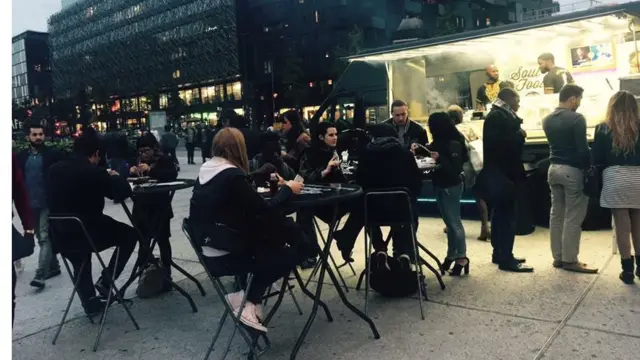 Le camion de New Soul Food sillonne les rues de Paris et propose des bons plats africains