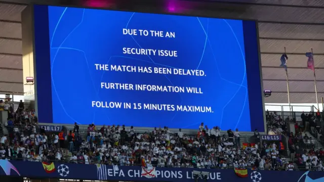 شاشة في ملعب "ستاد دو فرانس" تقول إن المباراة أجلت