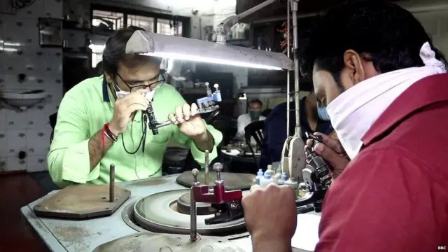 હીરા ઘસતાં રત્નકલાકારો