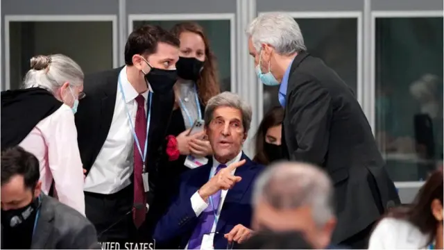 જૉન કેરીએ, મધ્યે, જણાવ્યું કે તાપમાનનો વધારો 1.8 ડિગ્રી સેલ્સિયસ સુધી અટકાવી શકાય છે