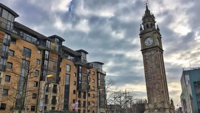 يميل برج ساعة ألبرت التذكاري 1.25 متراً، وقد شيد على أرض موحلة استصلحت من نهر فارسيت