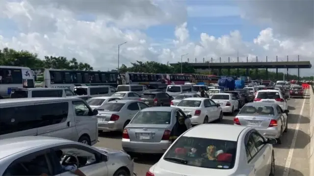 রবিবার সকালে পদ্মা সেতু যান চলাচলের জন্য খুলে দেয়ার পর মাওয়া প্রান্তে টোল প্লাজার সামনে যানজট
