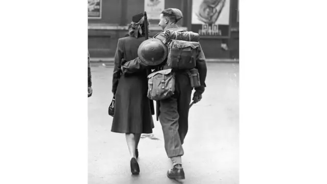 пара идет по Лондону