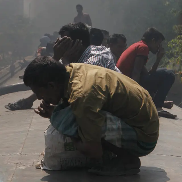 Pri svakom polasku sa stanice ili ubrzanju voza, lokomotiva ispušta veliku količinu izduvnih gasova pri čemu čestice gareži idu direktno na putnike na krovu kompozicije što dugoročno ostavlja posledice po njihovo zdravlje.