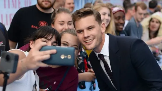 الممثل جيريمي إيرفن