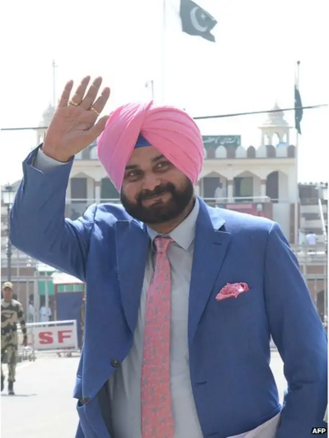 इम्रान खान यांच्या शपथविधीसाठी पाकिस्तानात दाखल होताना नवज्योत सिंग सिद्धू