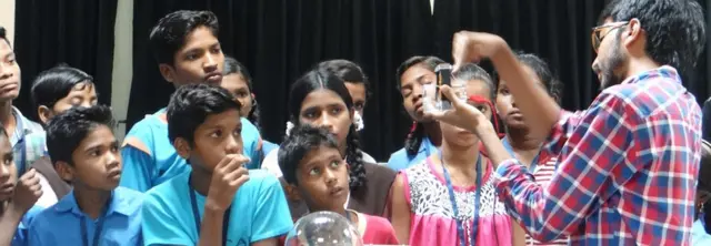 విద్యా సంవత్సరం చివరలో మీరు ఒక మెంటార్ దగ్గర పనిచేయాల్సి ఉంటుంది. ఇది తప్పనిసరి.