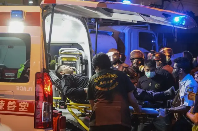 เจ้าหน้าที่นำผู้บาดเจ็บขึ้นรถ