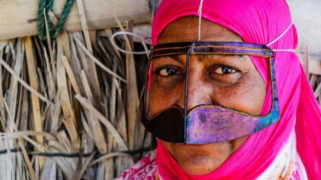 मास्क पहनी हुइ एक ईरानी बंदारी महिला