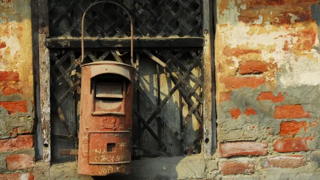 রংপুরের একটি এলাকায় পুরনো একটি পোস্ট বক্স।
