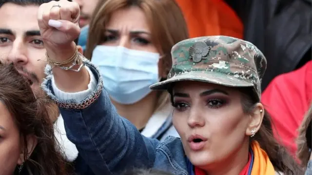 ब्रसेल्स में एक प्रदर्शनकारी