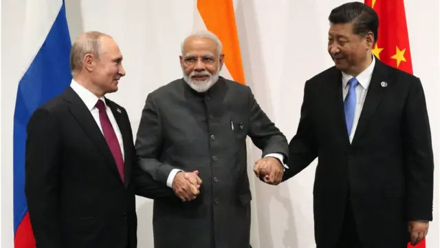 O presidente russo Vladimir Putin, o primeiro-ministro indiano Narendra Modi e o presidente da China Xi Jinping